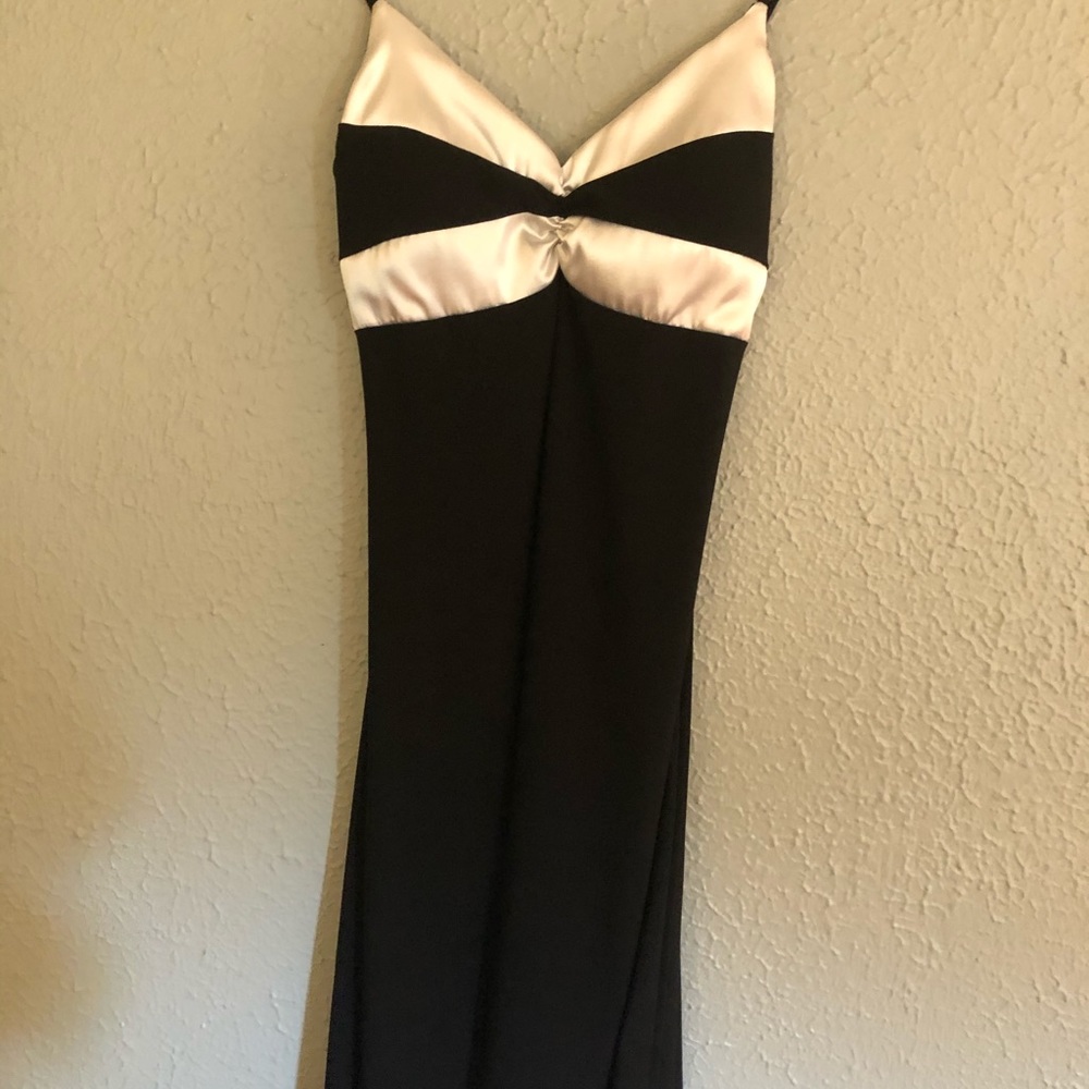 🟣 Black/white dress